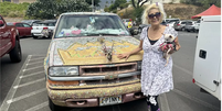 Pinky ao lado de sua caminhonete decorada com gliter usada para salvar pessoas no incêndio  Foto: BBC News Brasil