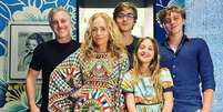 Angelica, Luciano e os filhos Joaquim, Benício e Eva  Foto: Reprodução/Instagram/@angelicaksy / Famosos e Celebridades