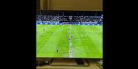 Post de Payet em frente à TV de olho no jogo do Vasco –  Foto: Reprodução Instagram / Jogada10
