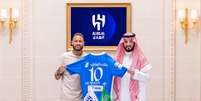  Foto: A espera acabou: o Al-Hilal, da Arábia Saudita, anunciou oficialmente a contratação do atacante Neymar, ex-PSG, Barcelona e Santos, nesta terça-feira. O contrato é válido por duas temporadas. ( Divulgação / Al-Hilal) / Gazeta Esportiva