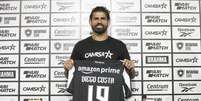 Diego Costa exibe a camisa 19, que era de Segovinha –  Foto: Vitor Silva/Botafogo / Jogada10