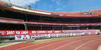 Torcida do São Paulo provoca Corinthians com faixas no Morumbi  Foto: ( Reprodução / Torcida Independente) / Gazeta Esportiva