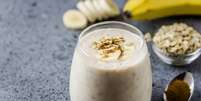 Vitamina de banana com aveia  Foto: Irina Rostokina | Shutterstock / Portal EdiCase