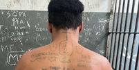 Tatuagem de homem preso por homicídio chama a atenção de policiais  Foto: Reprodução/TV Tribuna