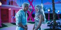 Ryan Gosling e Margot Robbie como Ken e Barbie.  Foto: Adoro Cinema