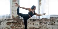 Yoga é uma das modalidades indicadas para queimar calorias e trabalhar o corpo todo  Foto: Alexandra Tran/Unsplash/Divulgação / Boa Forma