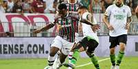 Árias, um dos destaques do Fluminense, recebe marcação cerrada do América. Foi dele o terceiro gol do Flu  –  Foto: Maison Santana/Fluminense / Jogada10
