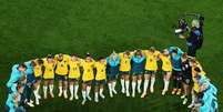 Equipe da Austr&aacute;lia faz cora&ccedil;&atilde;o no centro do gramado ap&oacute;s elimina&ccedil;&atilde;o  Foto: FIFA/Divulga&ccedil;&atilde;o