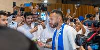 Neymar é recebido por milhares de torcedores do Al-Hilal na chegada ao aeroporto de Riad  Foto: Reprodução/Saudi Gazette