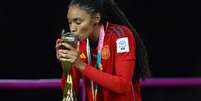 Salma Paralluelo beija o troféu da Copa do Mundo Feminina   Foto: Hannah Mckay / Reuters