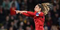 A lateral Olga Carmona faz o gol do primeiro título mundial profissional da Espanha no futebol feminino  Foto: WILLIAM WEST/AFP via Getty Images / Esporte News Mundo