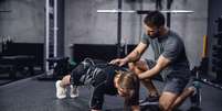 Dividir treino por três vezes na semana para homem e mulher - Shutterstock  Foto: Sport Life