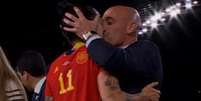 Luis Rubiales, presidente da Real Federação Espanhola de Futebol (RFEF), beijou atleta à força  Foto: Reprodução/Globoplay
