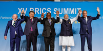 L&iacute;deres dos atuais membros do Brics reunidos na &Aacute;frica do Sul: Lula, Xi Jinping (China), Cyril Ramaphosa (&Aacute;frica do Sul), Narendra Modi (&Iacute;ndia) e Sergey Lavrov (ministro de rela&ccedil;&otilde;es exteriores da R&uacute;ssia)  Foto: Ricardo Stuckert/Presid&ecirc;ncia / BBC News Brasil