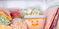 Congelar alimentos pode facilitar uma rotina mais saudável  Foto: Ahanov Michael | ShutterStock / Portal EdiCase