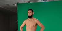 Khamzat Chimaev posa para foto   Foto: Divulgação/Twitter Oficial UFC / Esporte News Mundo