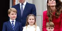 George, Charlotte e Louis, filhos de Kate Middleton e  príncipe William, ainda são muitos novos e não podem jantar com os adultos  Foto: Purepeople
