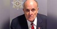 Rudolph Giuliani, que também foi prefeito de Nova York, pagou fiança e responderá o processo em liberdade Crédito  Foto: Reprodução/Fulton County / Perfil Brasil