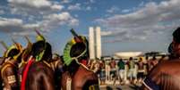 Indígenas protestam contra o marco temporal na frente do Congresso Nacional  Foto: Gabriela Biló/Estadão