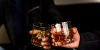 Especialista recomenda evitar o consumo de bebidas e drinks preparados por estranhos; entenda  Foto: iStock