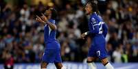 Sterling comemora o gol do Chelsea   Foto: Eddie Keogh/Getty Images / Esporte News Mundo