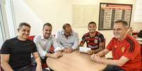 Jo&atilde;o Gomes ao lado do empres&aacute;rio e dirigentes do Flamengo em contrato assinado antes da venda ao Wolves  Foto: Esporte News Mundo