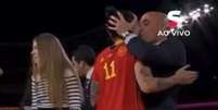 Presidente da Federação Espanhola deu beijo à força na jogadora Hermoso –  Foto: Reprodução / Jogada10