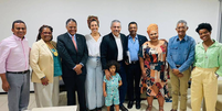 A imagem mostra os parlamentares reunidos em p&eacute;, posando para a fotografia em celebrando a cria&ccedil;&atilde;o da bancada negra.  Foto: Alma Preta