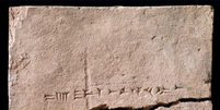 O tijolo assírio rachado de onde vieram as amostras — nele, está inscrita sua origem, a cidade de Kalhu (Imagem: Arbøll et al./Scientific Reports)  Foto: Canaltech