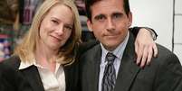 Os personagens Michael e Holly, da série The Office, foram proibidos de trocar afeto no local de trabalho  Foto:  NBC Universal, Inc.