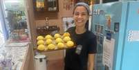 Athena Rodrigues fazendo pão de queijo, iguaria clássica oriunda de Minas Gerais e muito difundida em todo o Brasil  Foto: Divulgação 