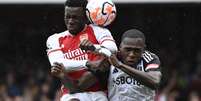 Eddie Nketiah e Issa Diop disputam bola durante duelo entre Arsenal e Fulham  Foto: Tony Obrien / Reuters