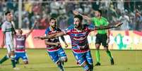 Lucero corre para celebrar um de seus gols na vitória do Fortaleza sobre o Coritiba –  Foto: Twitter Fortaleza / Jogada10