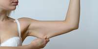 Flacidez nos braços: conheça técnica que retrai a pele local -  Foto: Shutterstock / Saúde em Dia