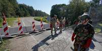Militares lituanos fecham fronteira com Belarus em Sumskas, na Lituânia
 18/8/2023   REUTERS/Janis Laizans  Foto: Reuters