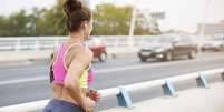 Veja como evitar e tratar a dor nas costas na corrida  Foto: Gpointstudio/Divulgação / Boa Forma