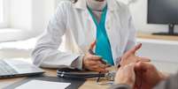 É importante saber que não são todas consultas médicas que podem ser justificadas por atestado médico  Foto: REUTERS