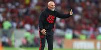  Foto: O presidente Rodolfo Landim descartou qualquer mudança de treinador antes da decisão da Copa do Brasil e afirmou que Jorge Sampaoli seguirá no comando técnico da equipe. ( Gilvan de Souza/CRF) / Gazeta Esportiva