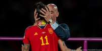 Luís Rubiales beijou Jenni Hermoso à força durante comemoração da vitória da Espanha na Copa do Mundo   Foto: DW / Deutsche Welle