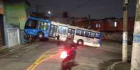 Ônibus colide com carro na zona sul de SP e fica com a frente suspensa em cima do automóvel.  Foto: Reprodução/Twitter/@MobilidadeSampa / Estadão