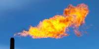 O metano produzido durante a extração de petróleo normalmente é queimado, contaminando o meio ambiente  Foto: Getty Images / BBC News Brasil