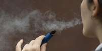 Cigarros eletrônicos podem reverter queda do número de fumantes, avalia especialista  Foto: Getty / BBC News Brasil