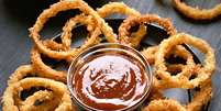 Onion rings, que foram assadas e ficaram perfeitas, olha  Foto: Bake and Cake Gourmet