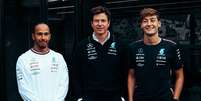 Hamilton, Wolff e Russell: trio segue at&eacute; 2025, sabendo que cada um precisa do outro  Foto: Mercedes AMG F1 / divulga&ccedil;&atilde;o