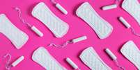 absorventes em fundo rosa   Foto: Getty Images / BBC News Brasil