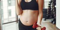 Profissional aponta como treinar musculação na gravidez com segurança  Foto: Prostooleh/Divulgação / Boa Forma