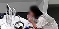 Mulher roeu cabo de segurança para furtar celular  Foto: Reprodução/South China Morning Post