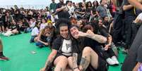 Camila Lamin e Roberto Feltran, fãs de Demi Lovato, durante o festival The Town em 2023  Foto: Ana Lourenço/Estadão / Estadão
