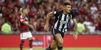 Tiquinho Soares comemorando gol contra o Flamengo no duelo do primeiro turno –  Foto: Vítor Silva/Botafogo / Jogada10