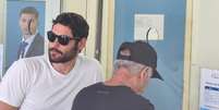 O ator Dudu Azevedo se emocionou ao chegar para visitar Kayky Brito no hospital  Foto: Dan Delmiro/AGNews